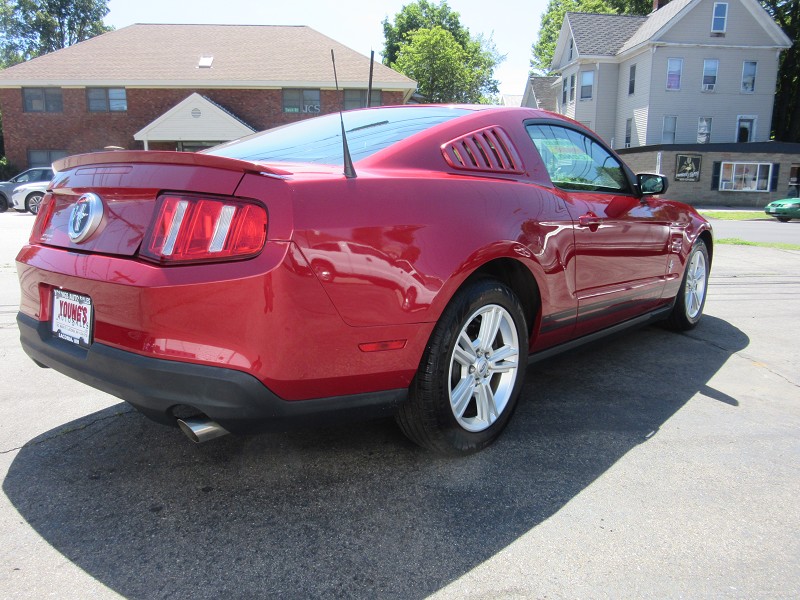 2010 Ford Mustang V6 photo 3