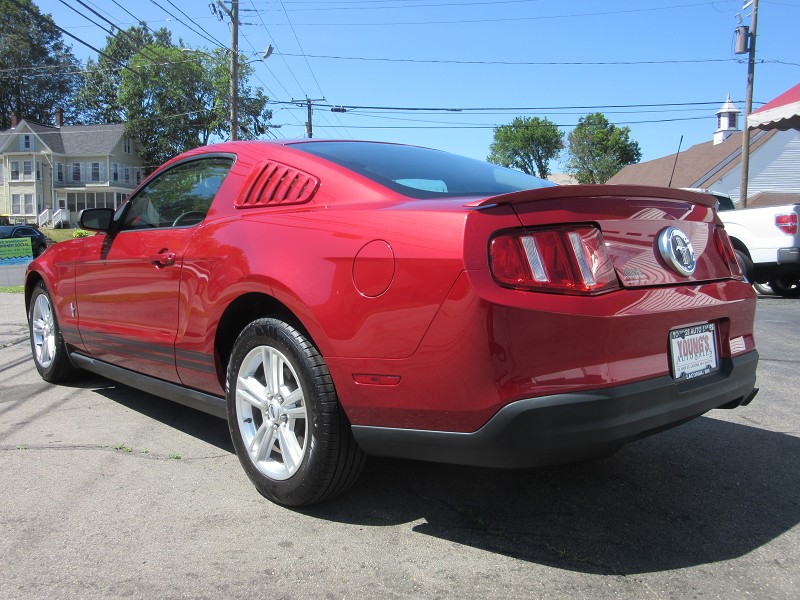 2010 Ford Mustang V6 photo 4