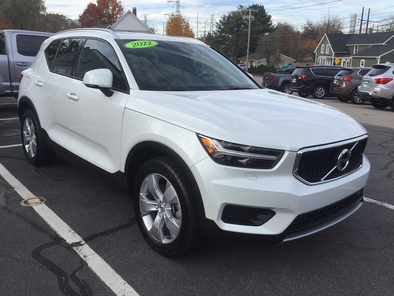 2022 VOLVO XC40 MOMENTUM